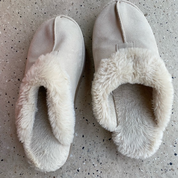 Cozy Cream Faux Fur Slippers - Picture 1 of 5